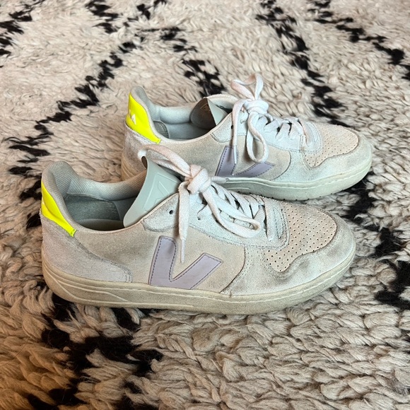 Veja V-10 Sneakers - Picture 4 of 5